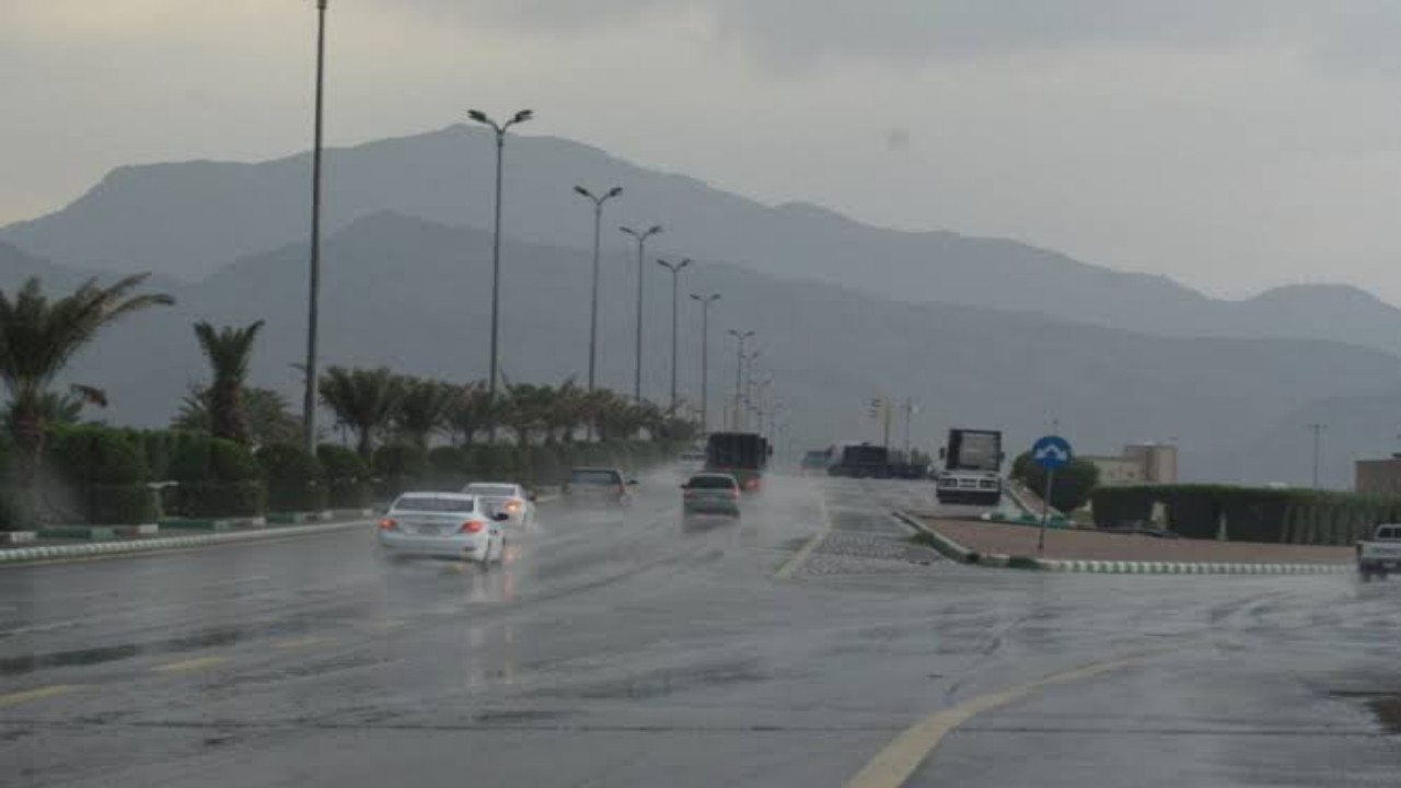 &#8220;أمن الطرق&#8221; يحذر مستخدمي طرق عسير من الأمطار والأتربة