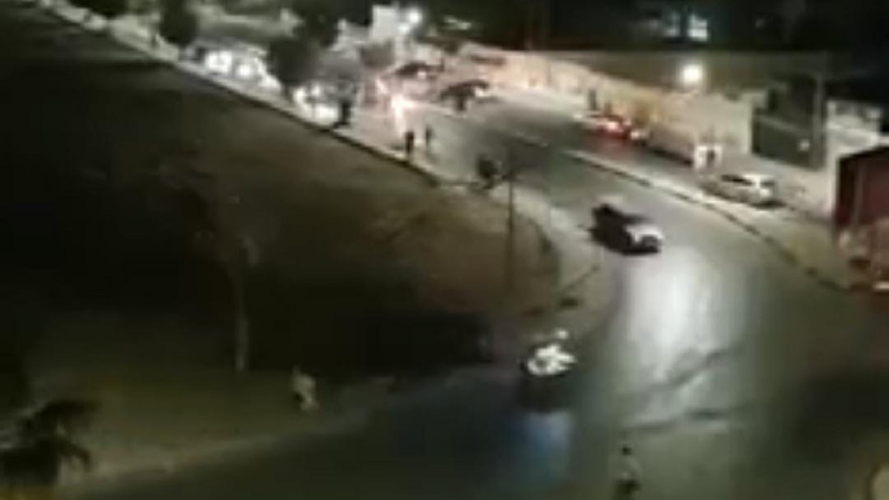 بالفيديو.. شاب يشعل النار في جسده وسط طريق عام