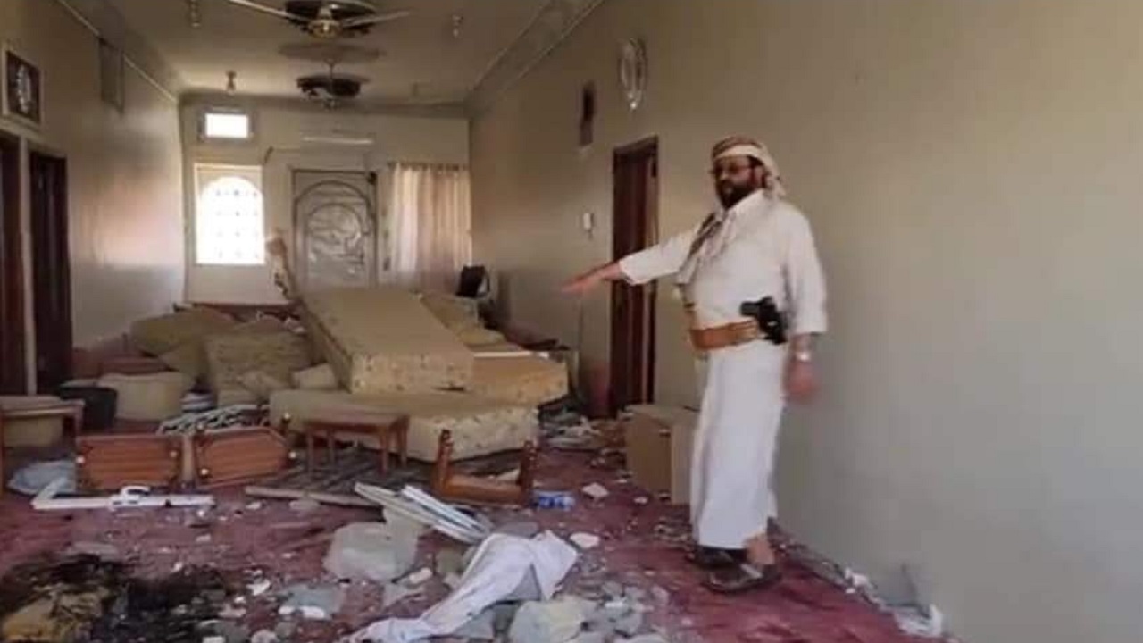 صور.. مليشيا الحوثي تفجر منزل محافظ مأرب بصاروخين