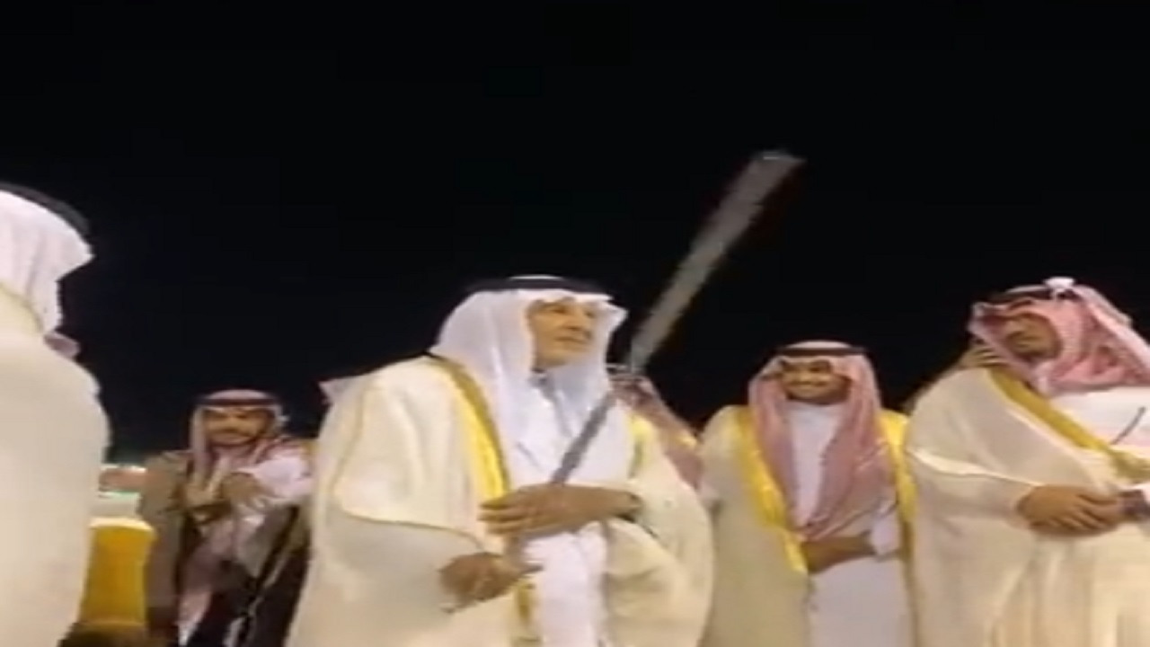 بالفيديو .. سمو الأمير خالد الفيصل يؤدي العرضة في ميدان الملك خالد للفروسية