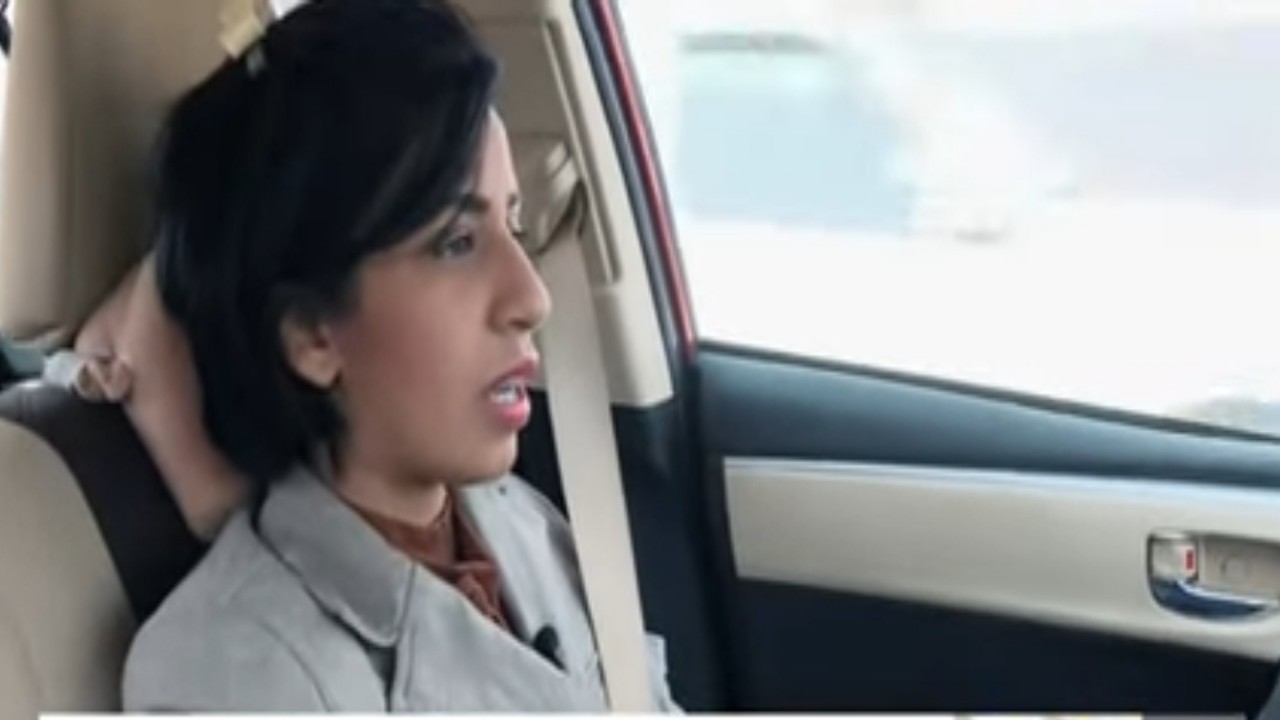 بالفيديو.. سائقة تاكسي تكشف قصة عملها عبر تطبيقات التوصيل الموجه بالرياض