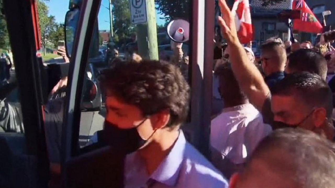 بالفيديو.. متظاهرون يرمون رئيس الوزراء الكندي بالحصى