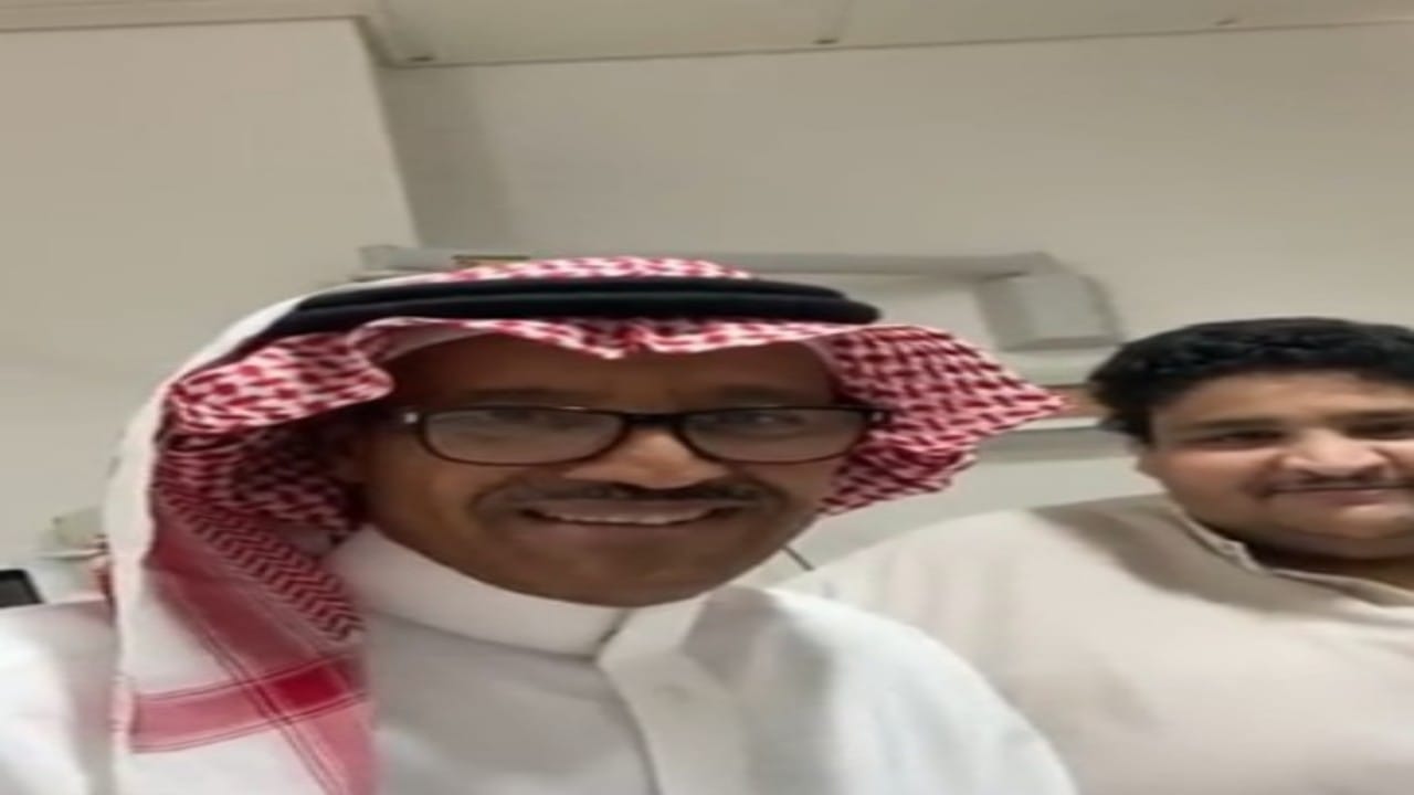 شاهد.. هدية الفنان خالد عبدالرحمن للشراري بعد زيارته في المستشفى