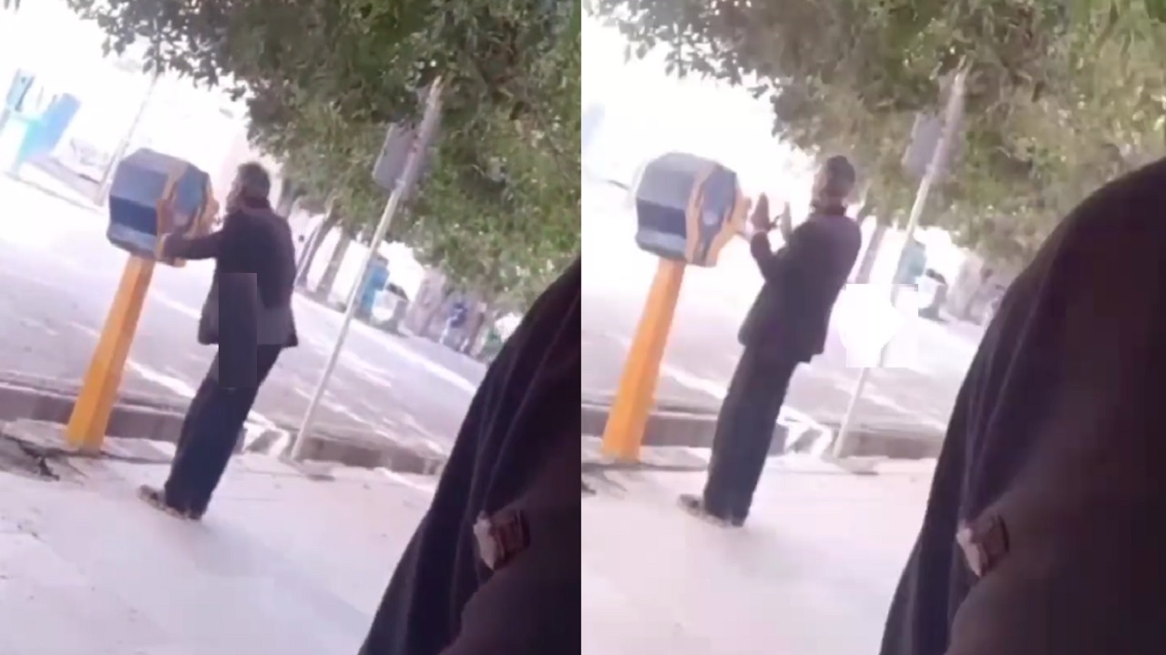 بالفيديو.. عجوز إيراني يقبل صندوق بريد معتقدًا أنه مقام مقدس