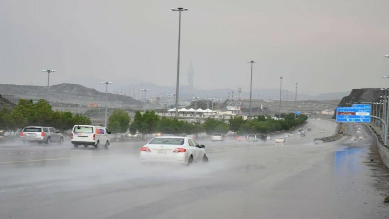 الأرصاد: أمطار غزيرة وسيول في منطقتين