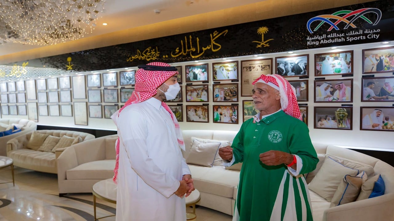 وزير الرياضة يكرم المشجع عاطي الموركي بين شوطي مباراة المنتخب السعودي والصين
