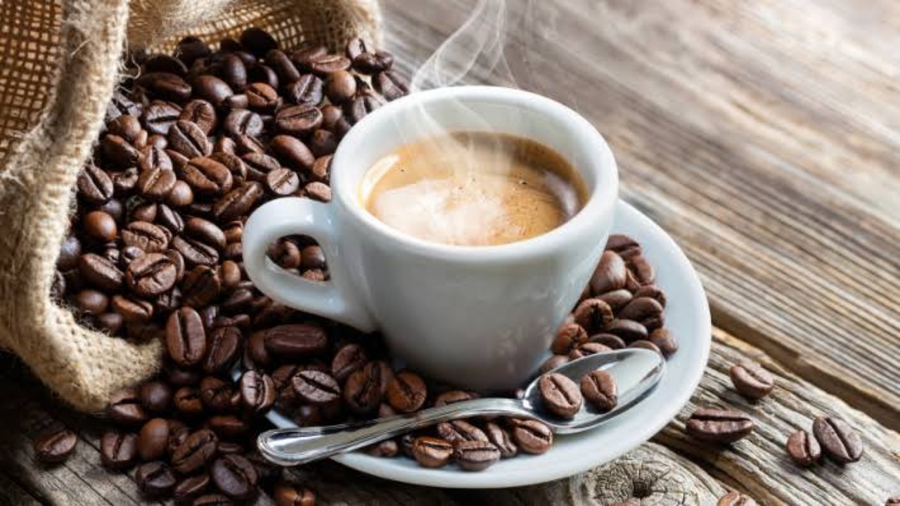 القهوة والكافيين تقلل خطر الإصابة بمرض “باركنسون”