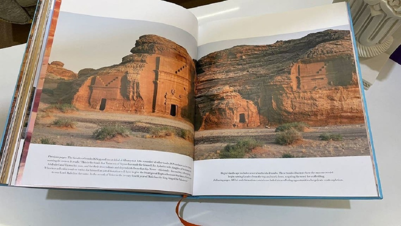 دار فرنسية تعرض أضخم كتاب عن العُلا في معرض الرياض