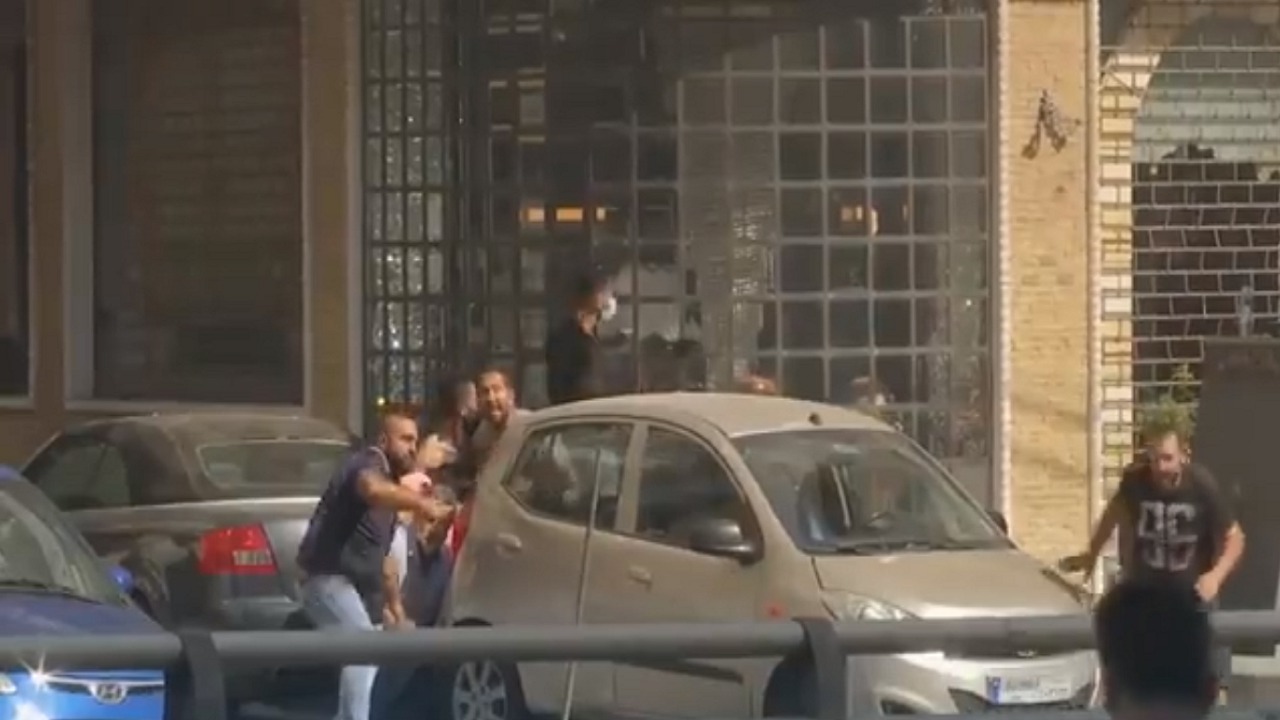 بالفيديو.. إنقاذ عائلة محتجزة في مظاهرات وأعمال عنف بيروت