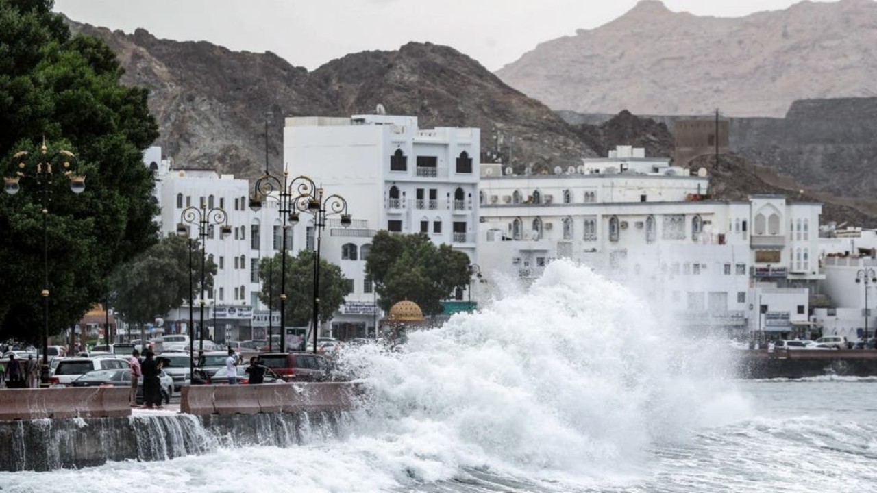 تحذيرات من استمرار تأثيرات إعصار شاهين في عمان