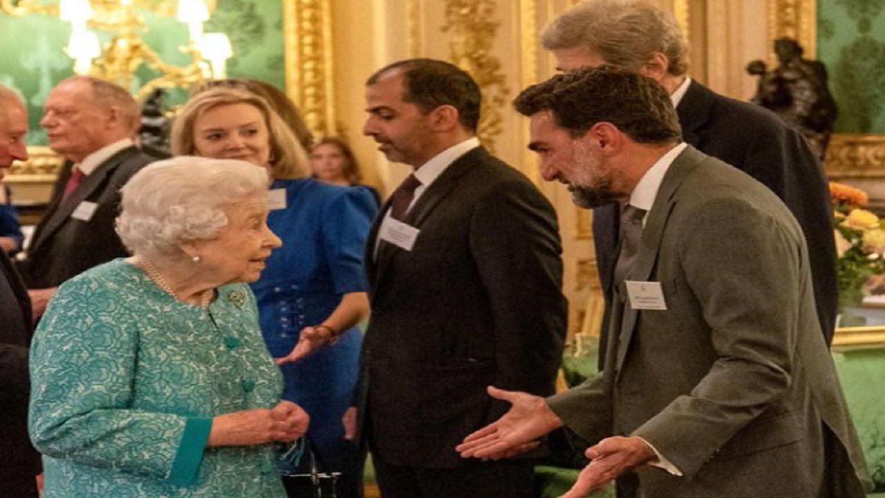 بالفيديو.. ياسر الرميان يخوض حديث ودي مع ملكة بريطانيا