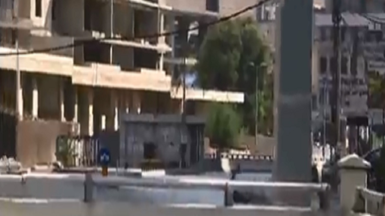 بالفيديو .. لحظة سقوط أحد أعضاء حزب الله الإرهابي على وجهه أثناء إطلاقه قذيفة &#8220;أر بي جي&#8221;