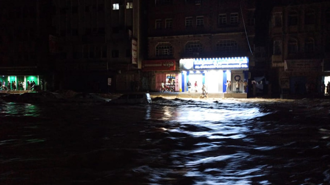 إعصار شاهين.. أمطار غزيرة تغرق مدينة يمنية