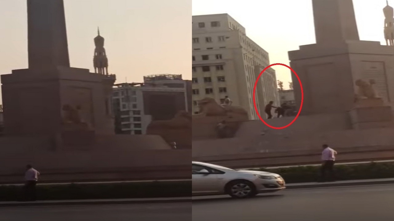 مصري يحاول تحطيم تماثيل ميدان التحرير مرددا: “الله أكبر”