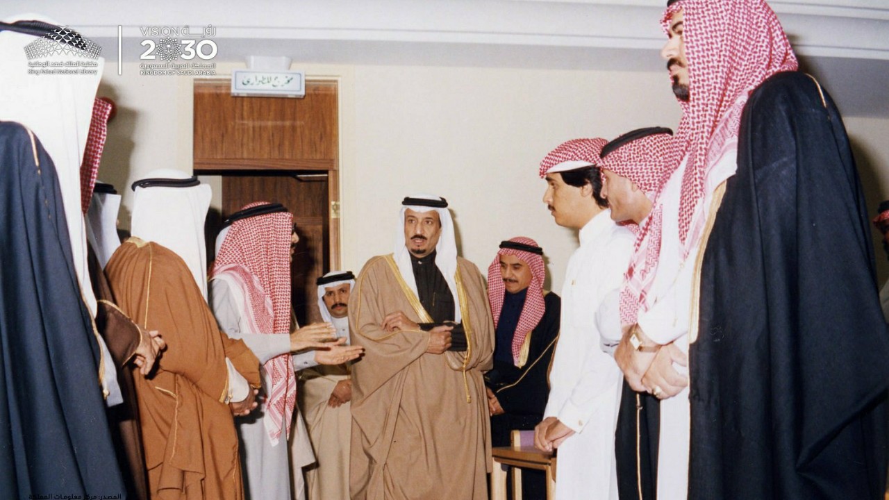 صور نادرة لخادم الحرمين أثناء زيارته لمكتبة الملك فهد الوطنية