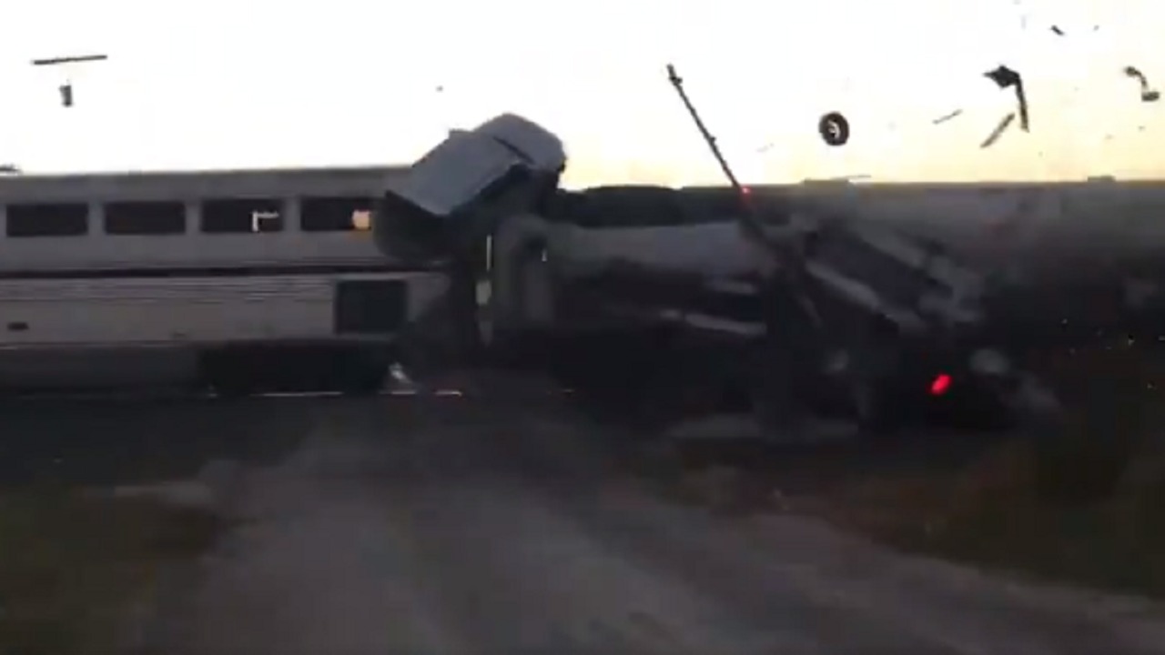 بالفيديو.. قطار يصطدم بشاحنة محملة بالسيارت