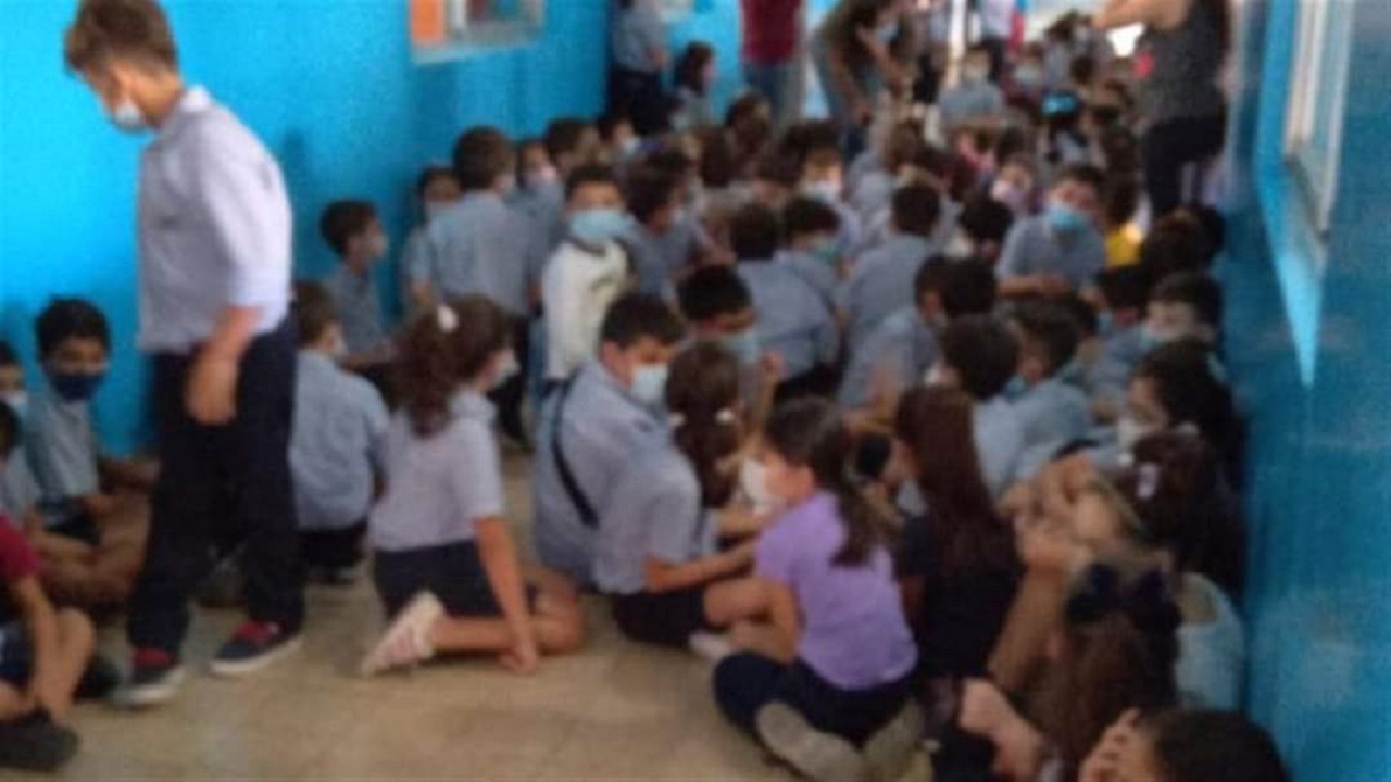 بالصور.. رعب داخل إحدى المدارس في لبنان بسبب إطلاق النار