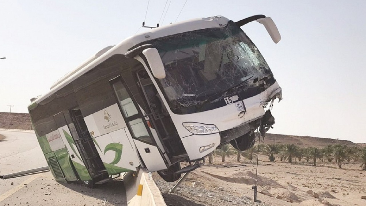 بالصور .. حافلة طالبات جامعة المجمعة تتعرض لحادث مروري