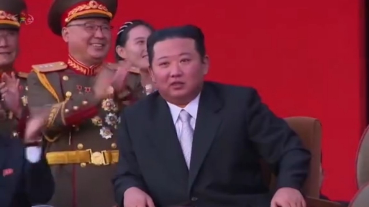 بالفيديو.. عرض عسكري عنيف بحضور زعيم كوريا الشمالية