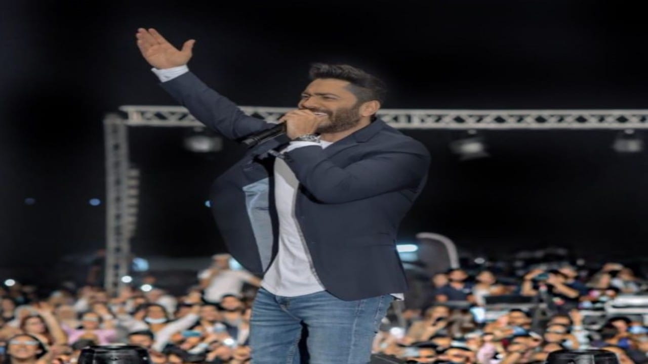 حفلة تامر حسني تثير جدلا واسعا في الأردن