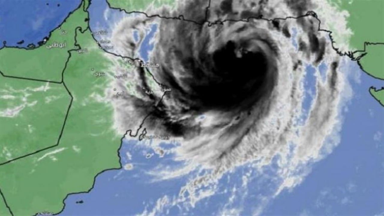 عمان تدعو مواطنيها إلى مغادرة منازلهم مع اشتداد إعصار شاهين