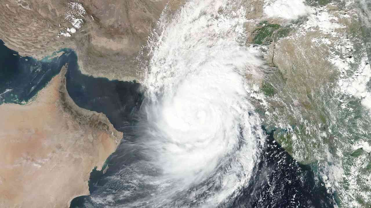 السفارة في سلطنة عمان تحذر المواطنين من الإعصار “شاهين”