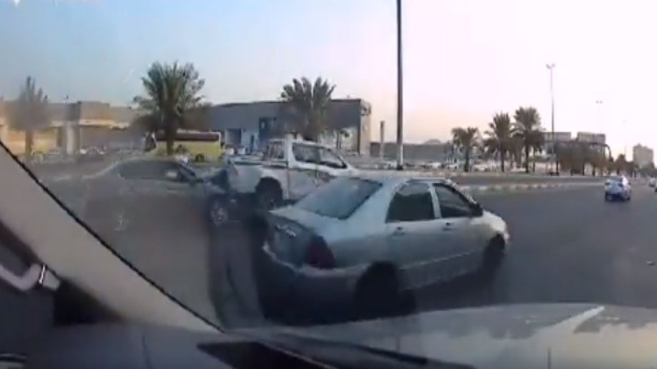 بالفيديو.. سائق يصدم سيارة من الخلف عدة مرات ويلوذ بالفرار