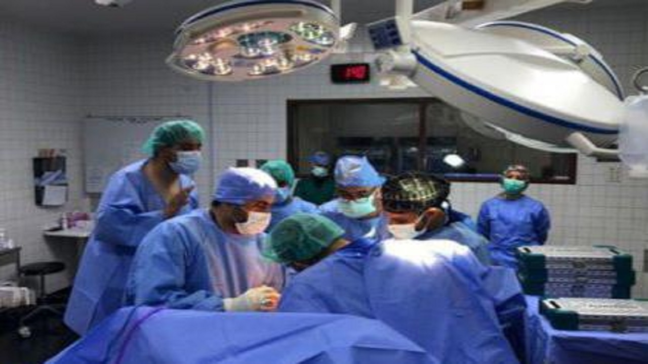 مستشفى الملك سلمان ينجح في استبدال مفصل ركبة لمريضة
