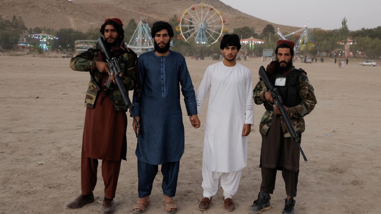 وسط الصراع.. عناصر طالبان يستجمون في متنزه ترفيهي بأسلحتهم