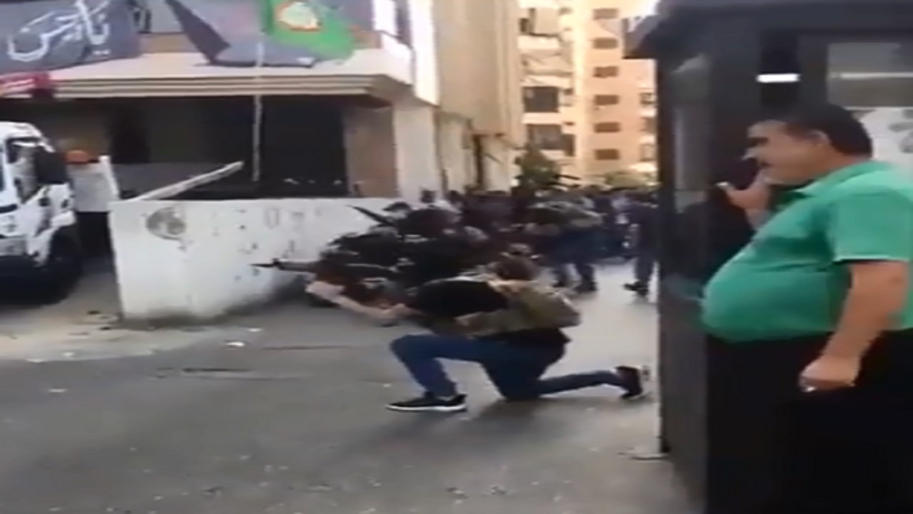 بالفيديو .. أحد عناصر حزب الله يمسك سيجارته ويوجه القناصين لقتل الأبرياء العزل