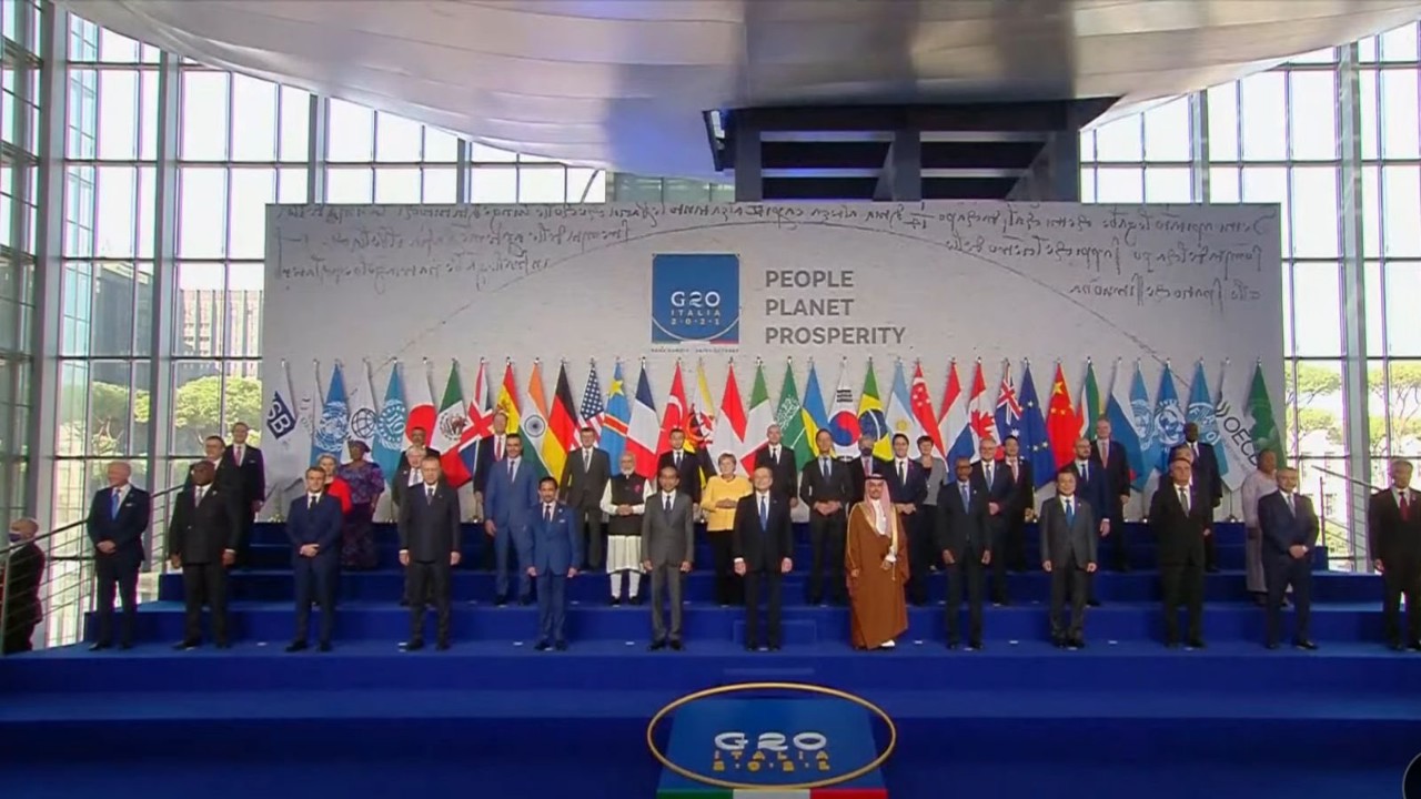 بالفيديو.. وزير الخارجية يتوسط قادة الدول خلال الصورة التذكارية بقمة العشرين