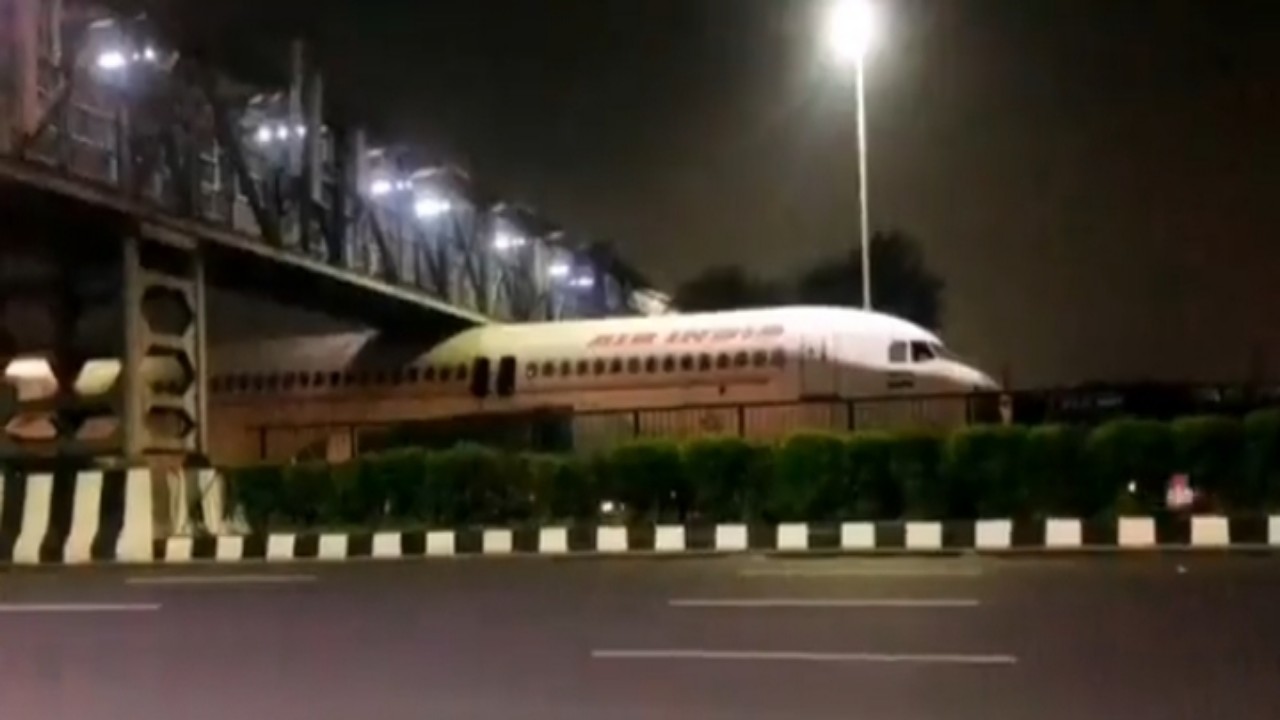 بالفيديو.. طائرة هندية عالقة أسفل جسر بأحد الشوارع