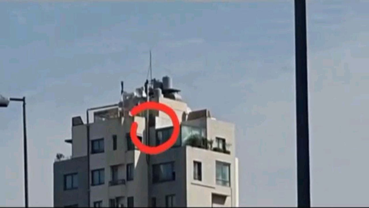 بالفيديو.. قناص من حزب الله فوق مبنى يستهدف المواطنين الأبرياء