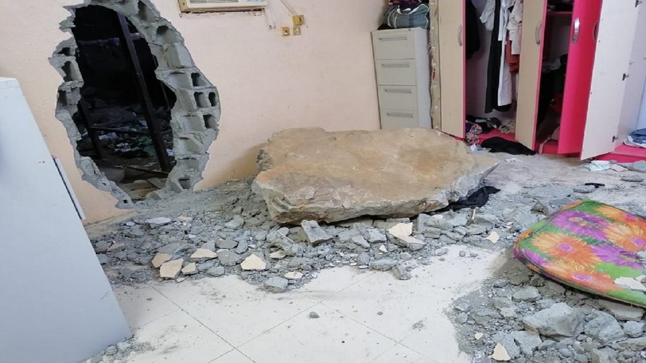 نجاة مواطن من الموت إثر سقوط صخرة ضخمة داخل غرفته بالليث