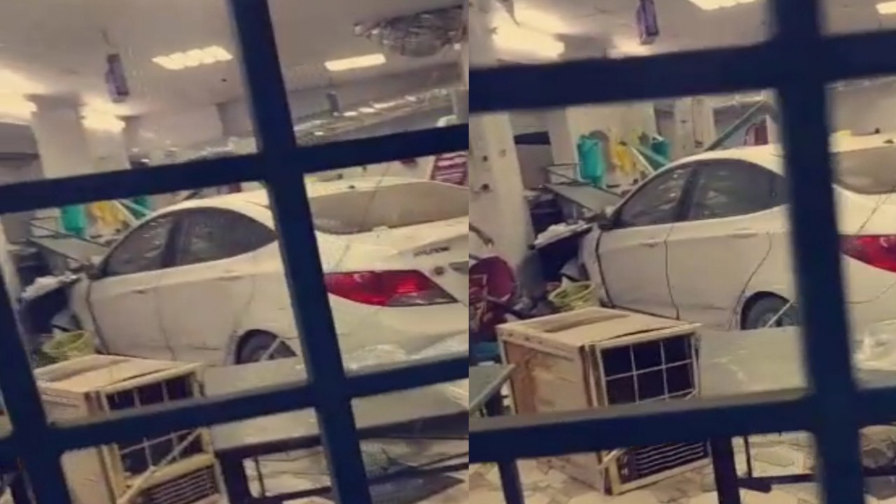 بالفيديو.. سيارة تقتحم مطعما بعد فقدان السيطرة عليها في جدة