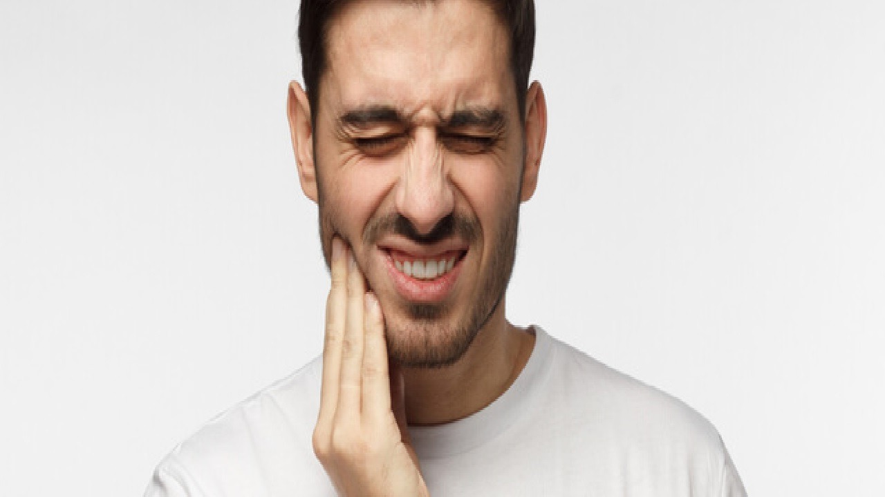 بالفيديو .. طبيب يفسر سبب ألم الأسنان خلال الطيران أو الغوص