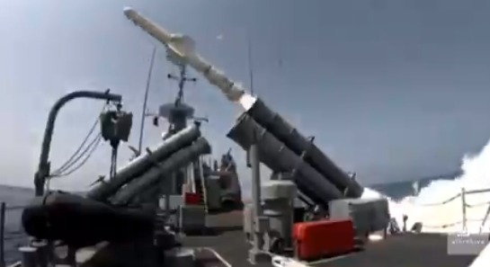 بالفيديو.. القوات البحرية تطلق صواريخ على أهداف في نسيم البحر
