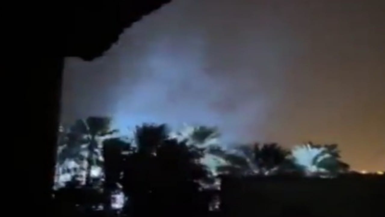 شاهد.. لحظة انفجار محول كهرباء في عمان بسبب إعصار شاهين 