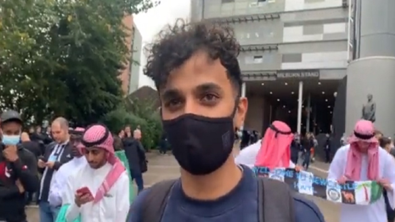 بالفيديو.. مبتعث سعودي يلجم الصحفي روب هاريس في حديثه عن نادي نيوكاسل