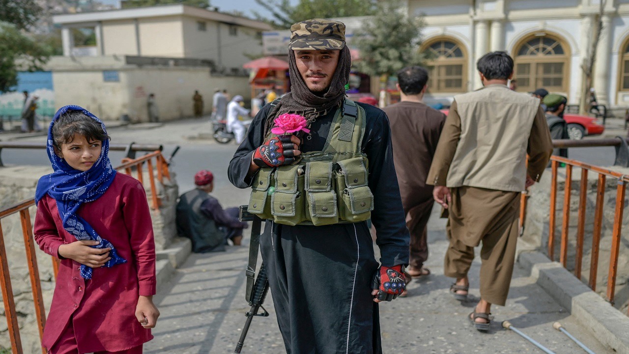 طالبان.. صفع أطفال أفغان لاستخدامهم الجوال