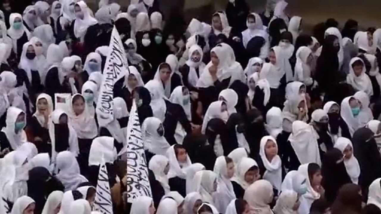 شاهد.. عودة الطالبات الأفغانيات للمدراس الثانوية