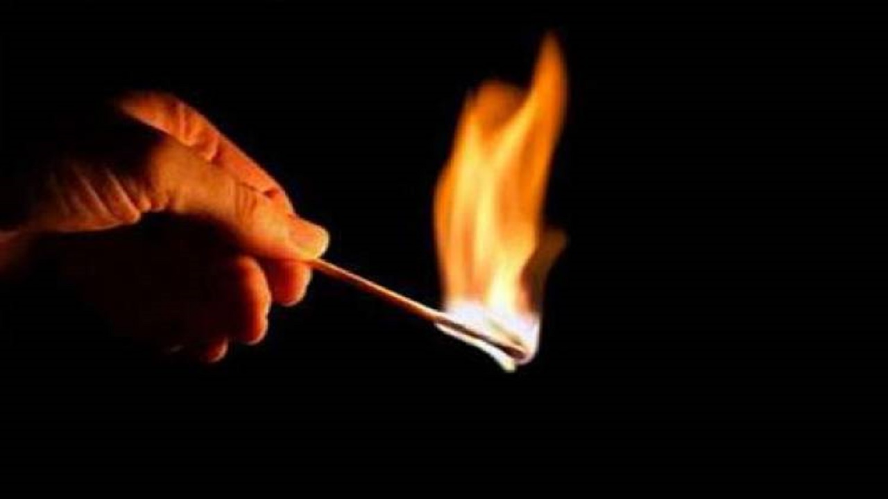 رجل يشعل النار في طليقته ليلة زواجها