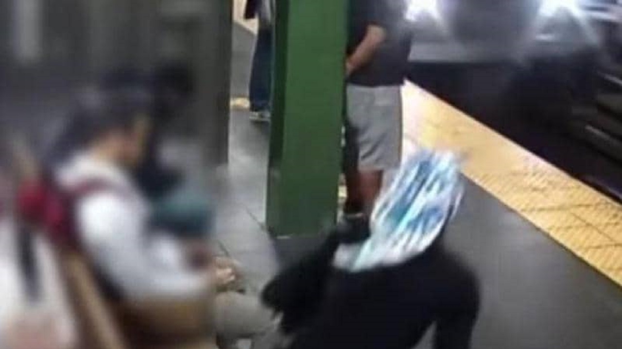 بالفيديو.. امرأة تدفع أخرى أمام قطار