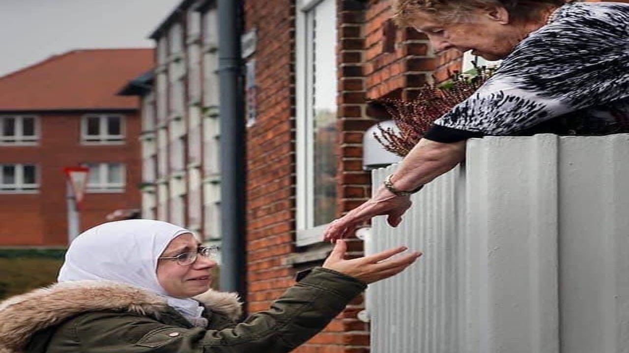 صورة امرأة سورية تودع جارتها تثير تعاطف رواد مواقع التواصل