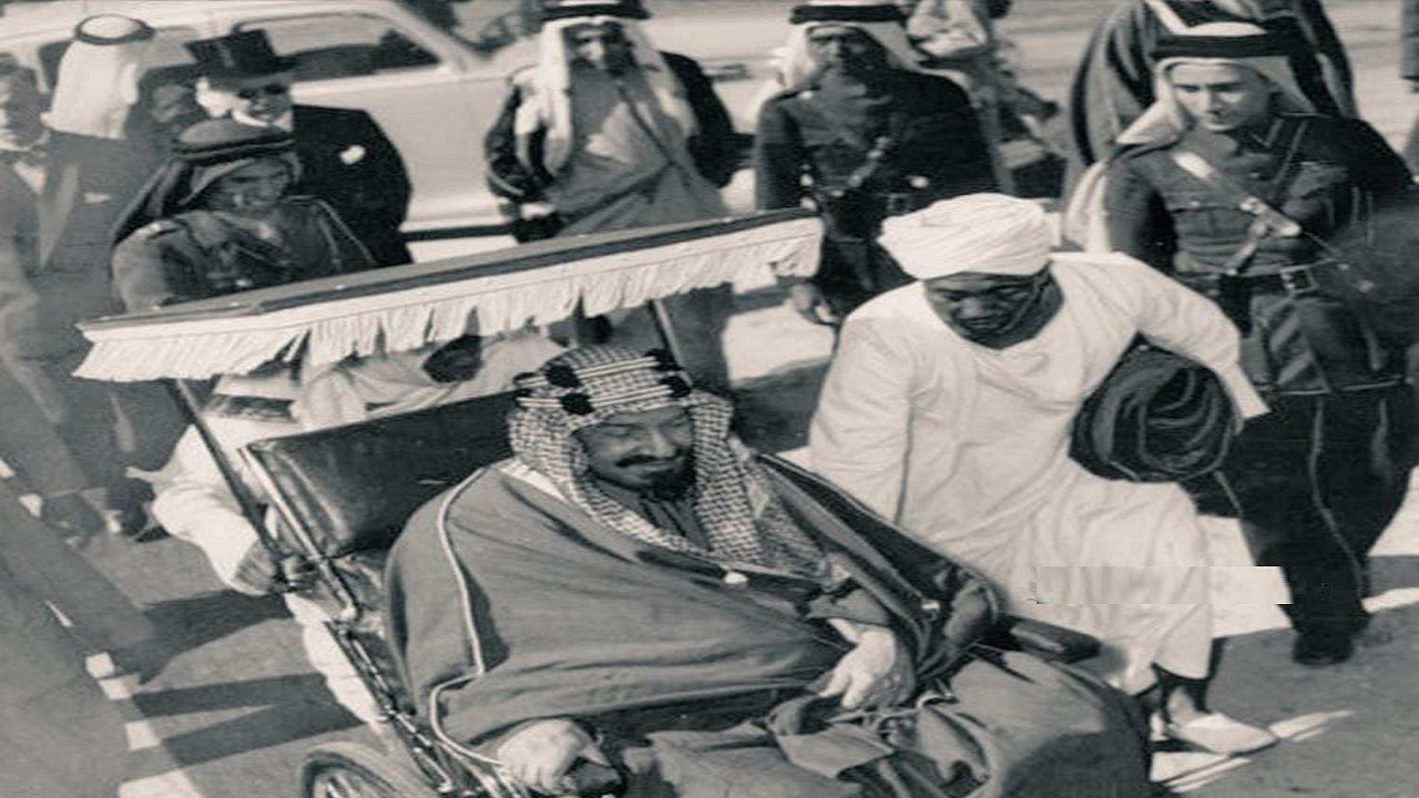 صورة نادرة للملك عبدالعزيز يستخدم كرسيا متحركا لمرة واحدة