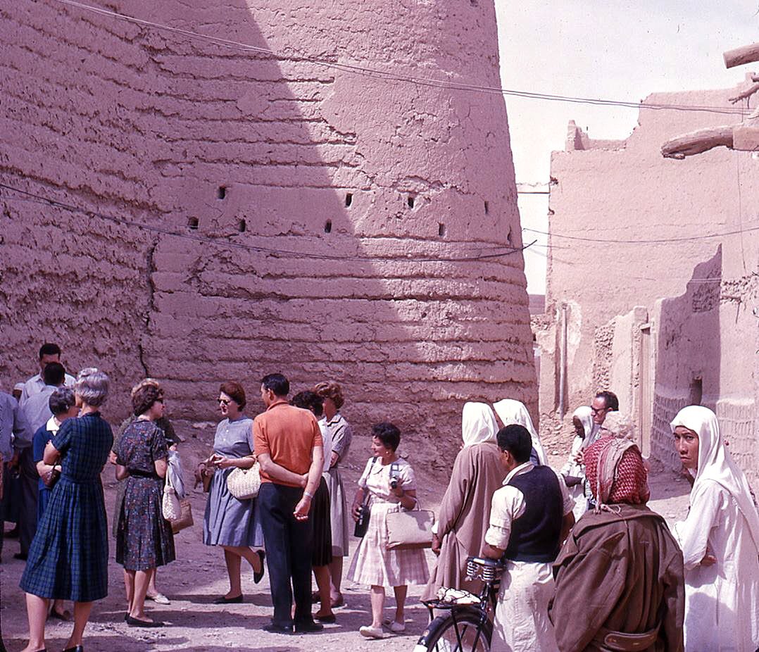 مجموعة من السياح عند أسوار قصر المصمك بالرياض 1963