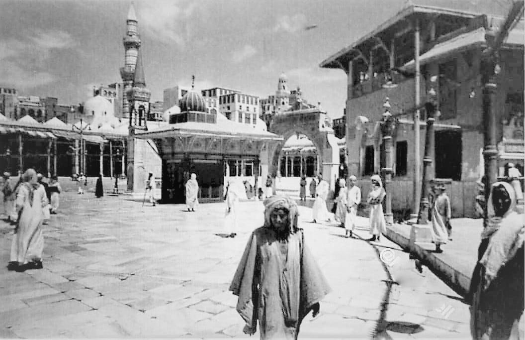 صورة نادرة للحرم المكي تظهر المطاف ومبنى بئر زمزم قبل 77 عام