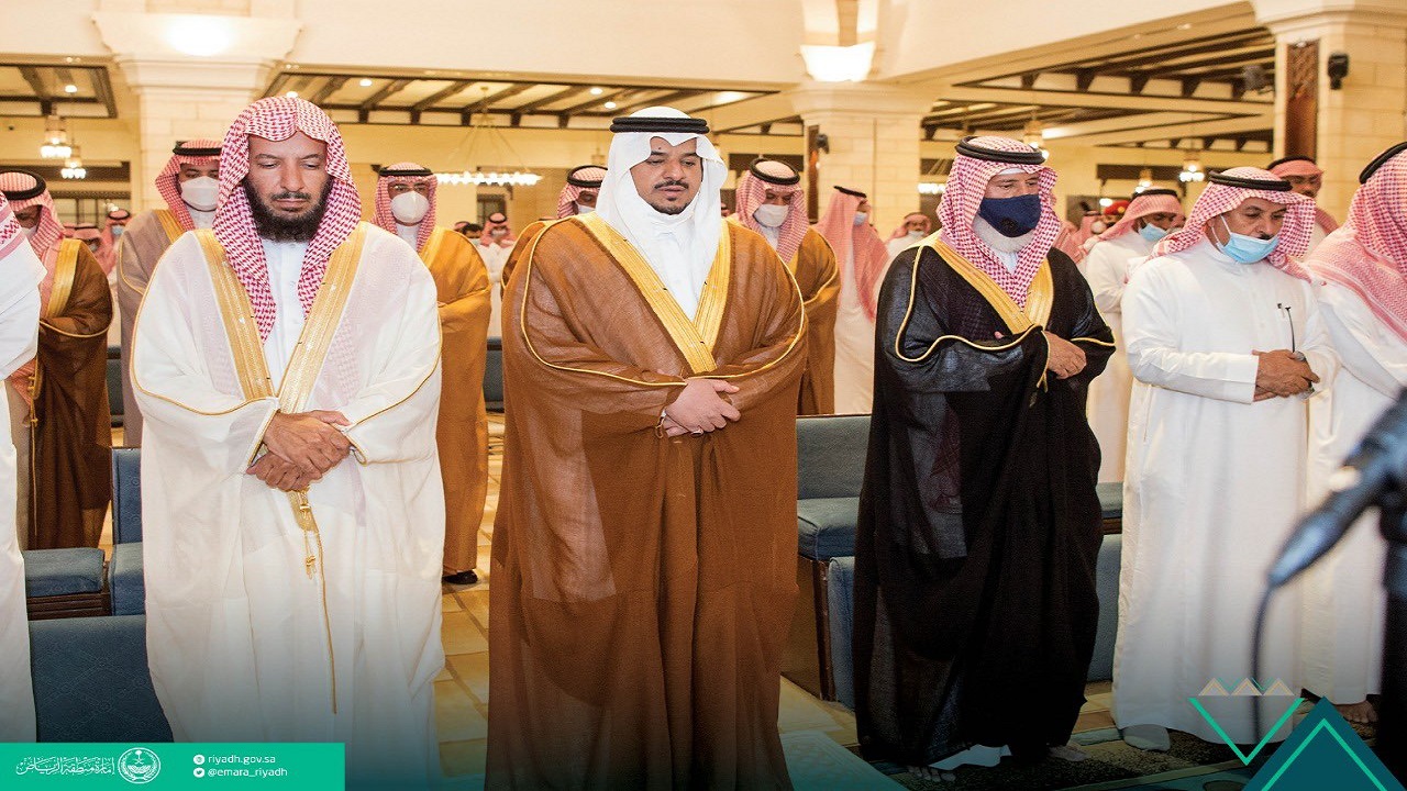 سمو أمير منطقة الرياض بالنيابة يؤدي صلاة الميت على بداح الفغم