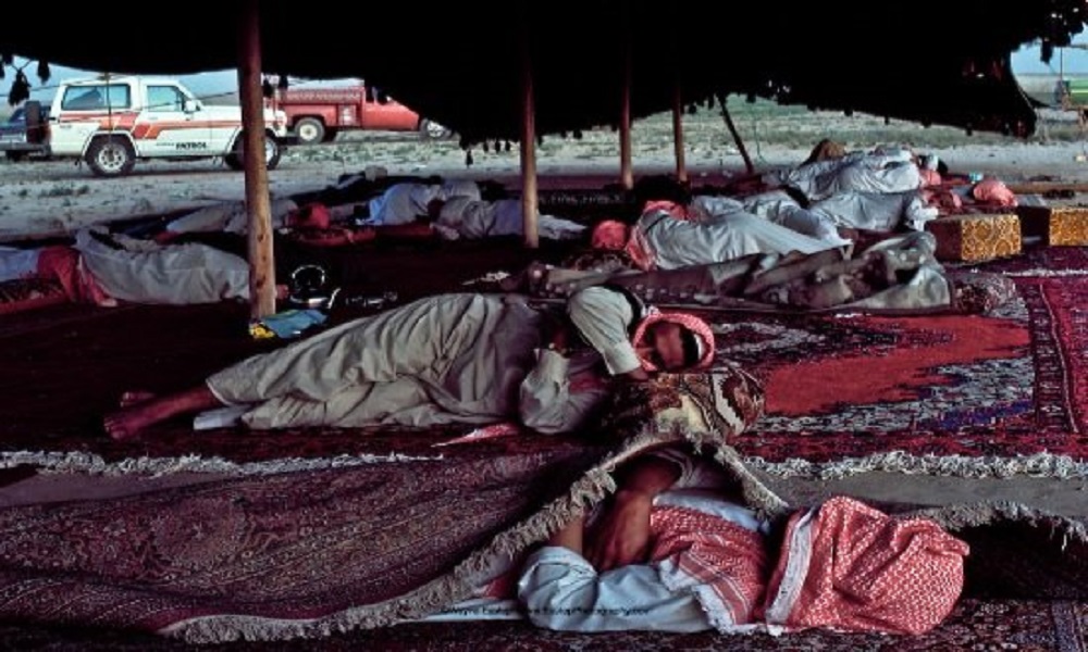 نوم عميق بعد مناسبة زواج بصحراء الدهناء قبل 40 عام