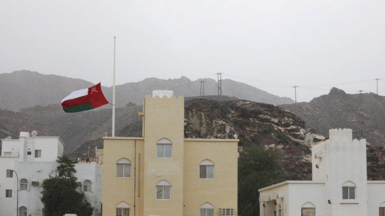 عمان تدعو قاطني المناطق الواقعة في نطاق إعصار شاهين لإخلاء منازلهم